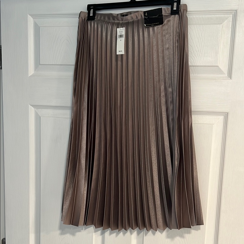 Banana Republic Gray Pleated Knee-Length Skirt - Picture 3 of 4
